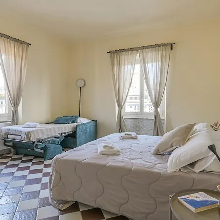 5 Guest - Walk To Train - Cinque Terre - Center